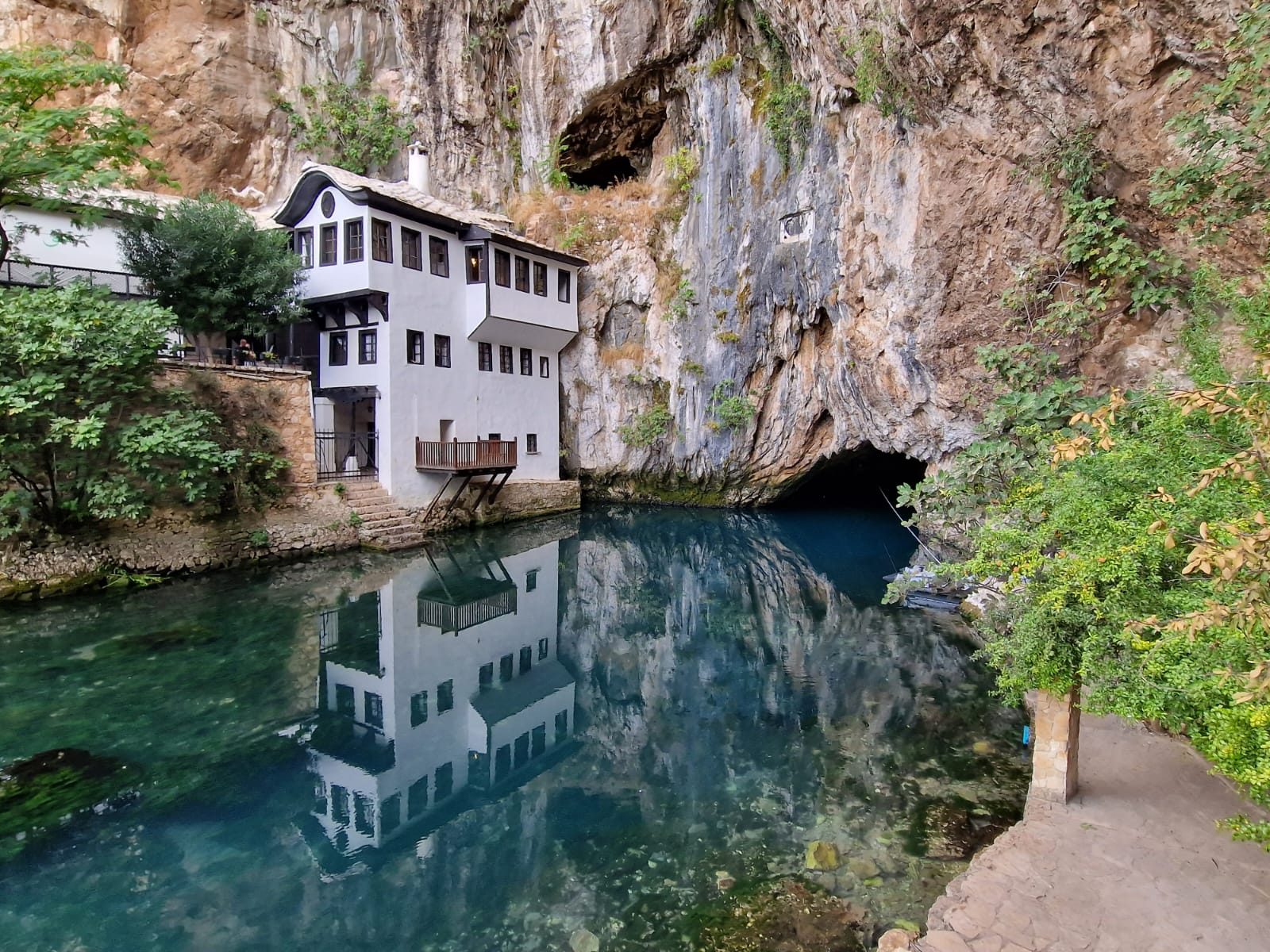 Il tekke dervish scavato nella roccia