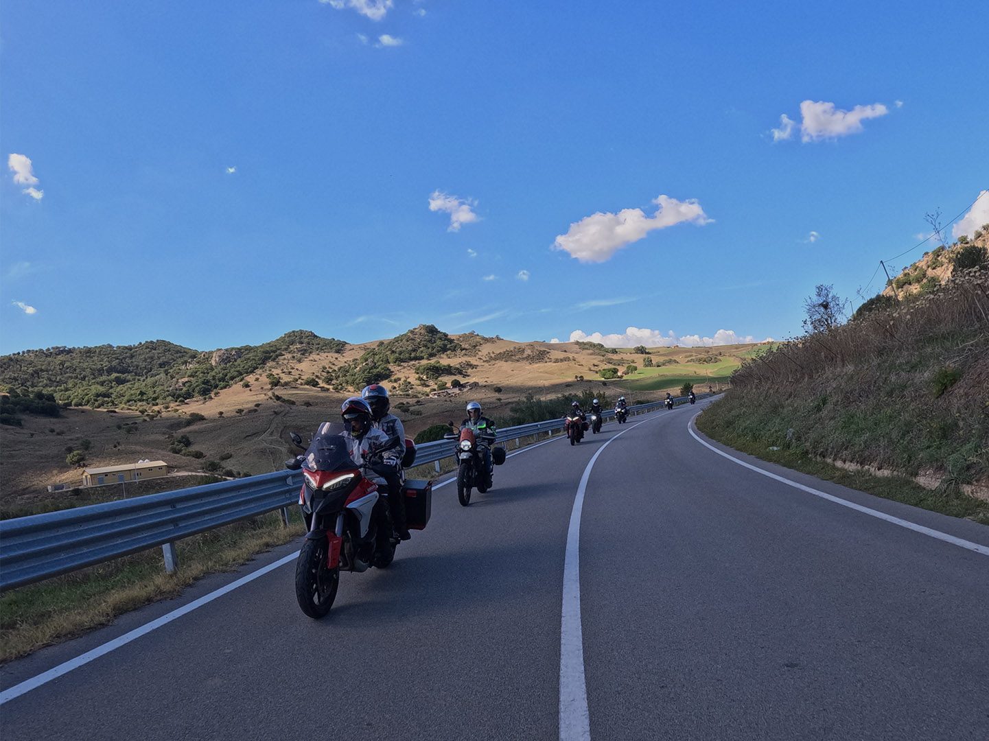 Le strade tra le colline dell'entroterra siciliano