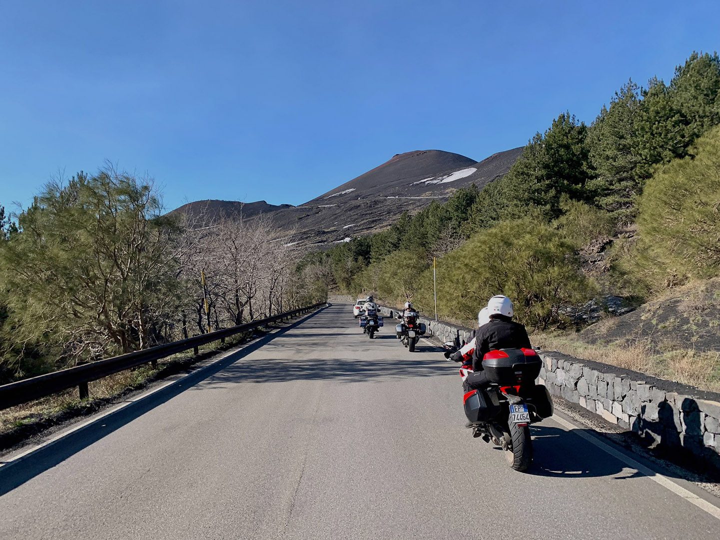 La strada di salita verso il Rifugio Sapienza