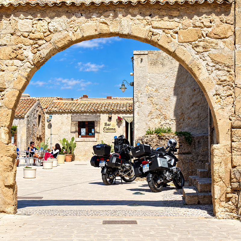 Un gruppo di motociclisti in viaggio tra montagne e laghi