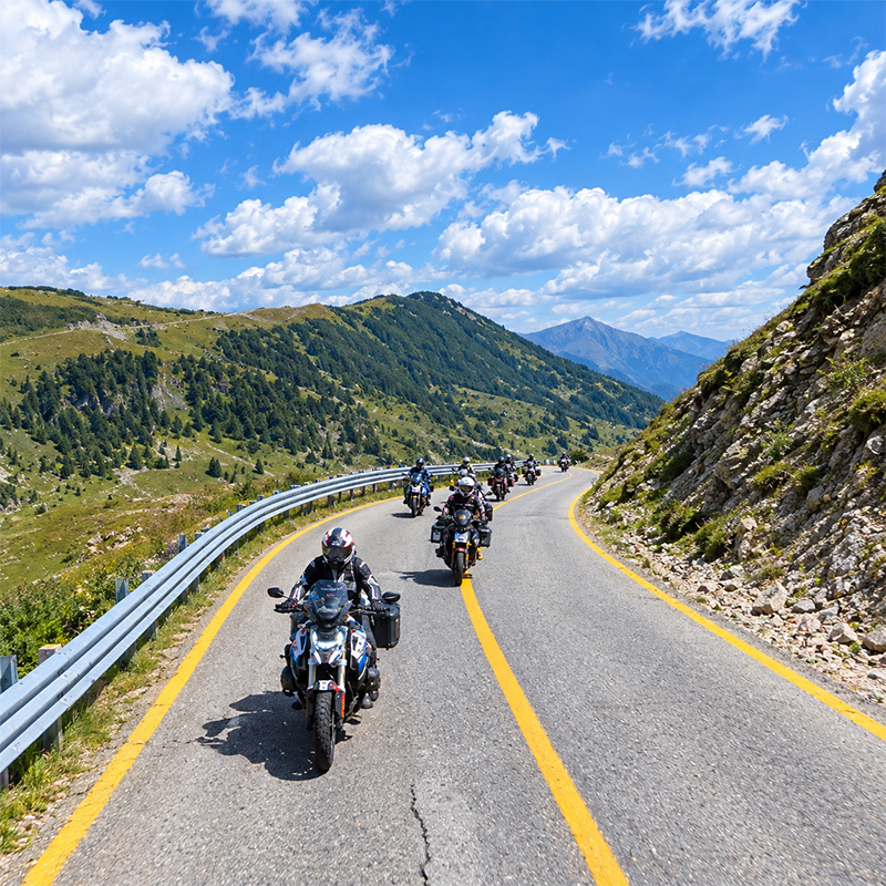 Motociclisti lungo una strada panoramica sulla costa