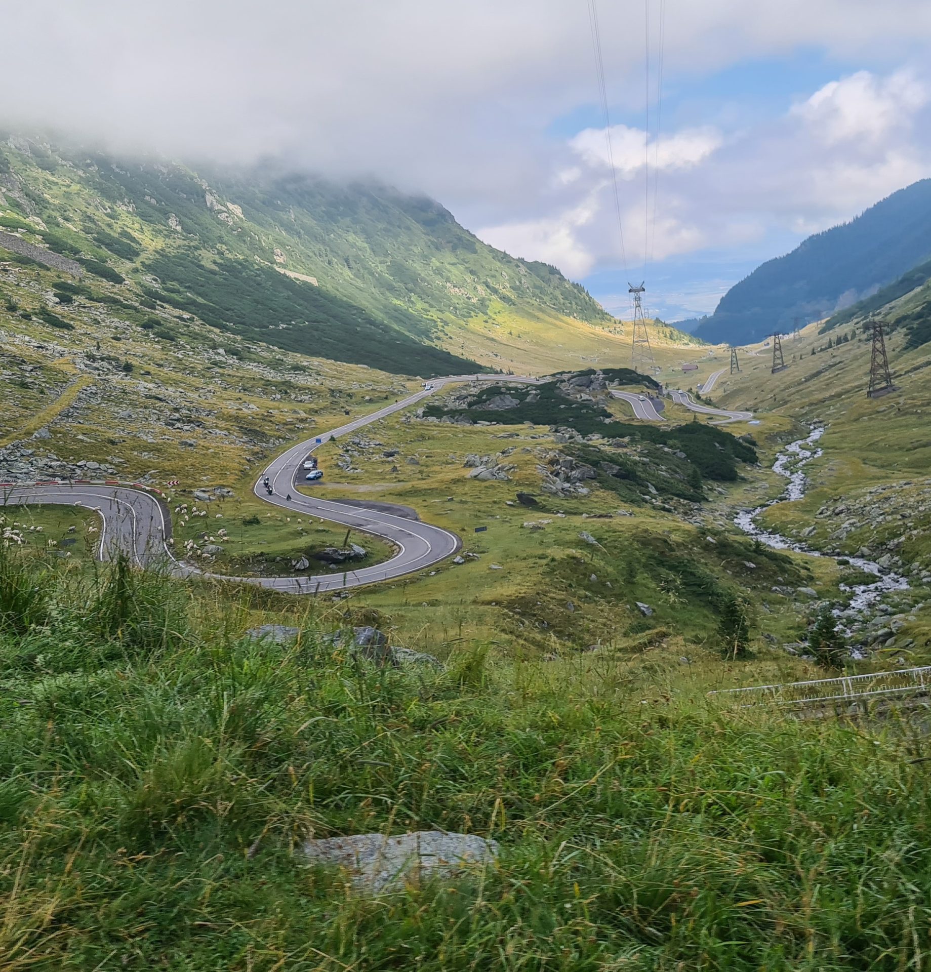 Tornanti, laghi alpini e panorami infiniti