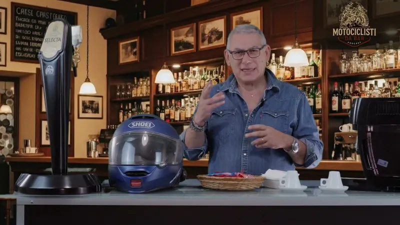 Peppe Pagano al bancone del podcast Motociclisti da Bar