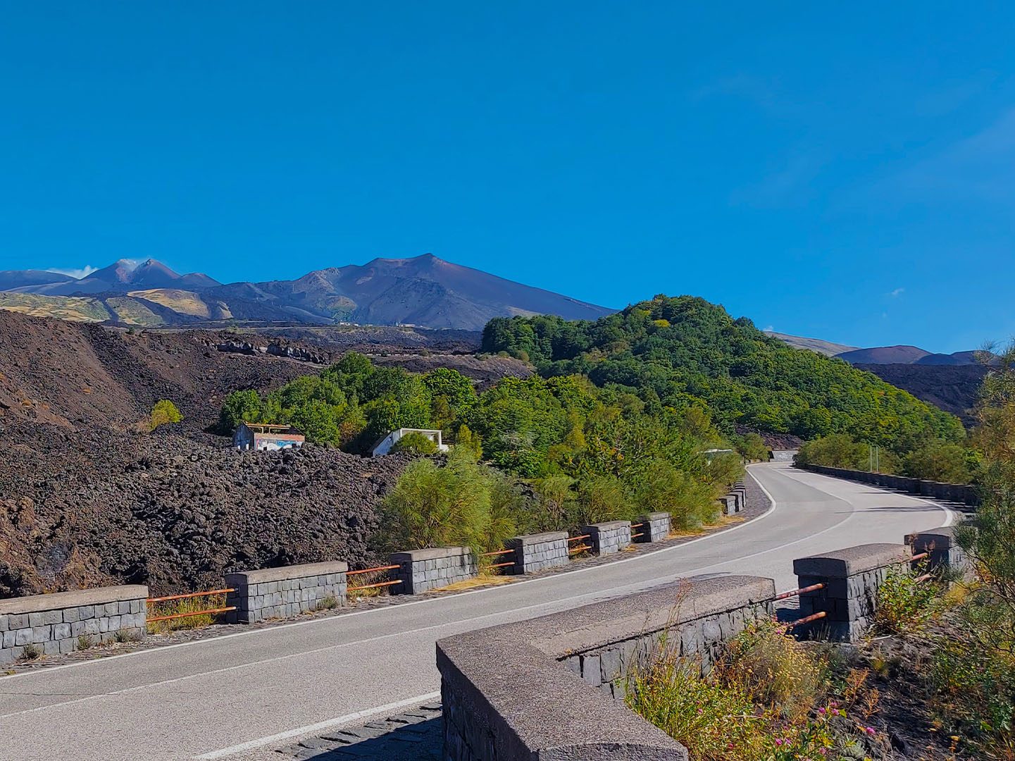 La strada che sale sul vulcano