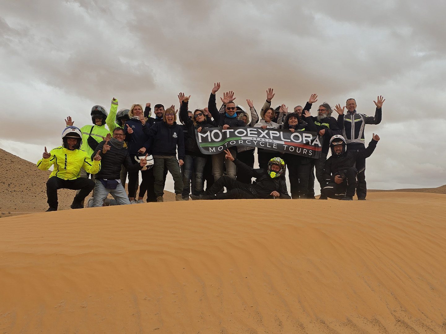 Il gruppo Motoexplora sulle dune