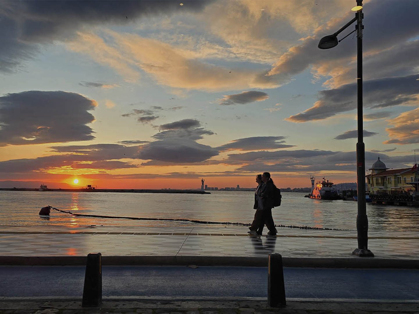 Il tramonto sullo stretto dei Dardanelli