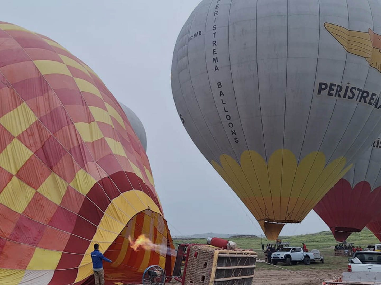 Le mongolfiere si preparano al volo all'alba